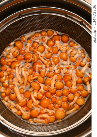 水につけたなめこ 134472236