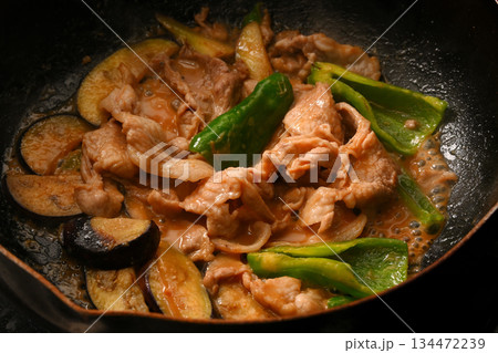 調理中のナスとピーマンと豚肉の味噌炒め 134472239
