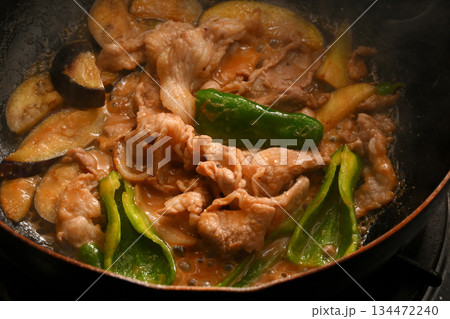 調理中のナスとピーマンと豚肉の味噌炒め 134472240