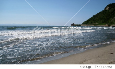 快晴の青空と美しい海岸の風景 快晴の青空と美しい海岸の風景 134472268