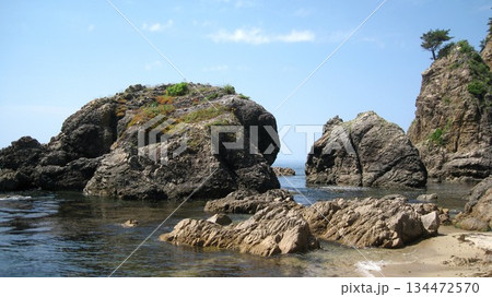 綺麗な海と奇岩が立ち並ぶ美しい海岸 綺麗な海と奇岩が立ち並ぶ美しい海岸 134472570