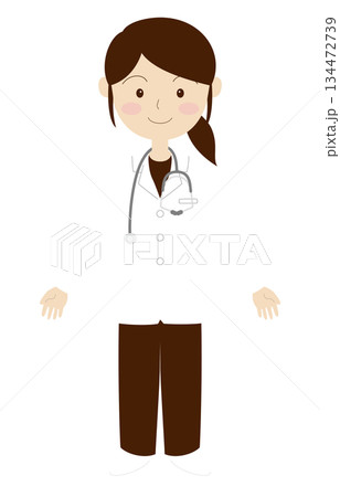 笑顔で手を広げる女医 134472739