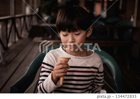 カフェでソフトクリームを食べる男の子R カフェでソフトクリームを食べる男の子R 134472833