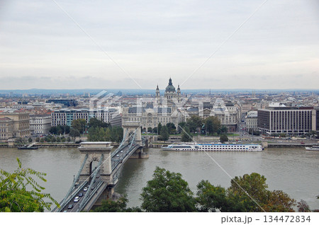 ハンガリー　王宮の丘から眺めるドナウ川・鎖橋・聖イシュトヴァーン大聖堂(曇天) 134472834