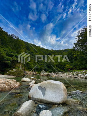ハートマークの岩 飯豊連峰の渓流 ハートマークの岩 飯豊連峰の渓流 134473005