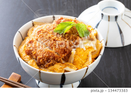 カツ丼 134473383