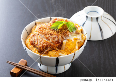 カツ丼 134473384