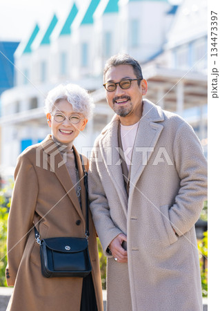 旅行するシニア夫婦　撮影協力:道の駅伊東マリンタウン 134473397