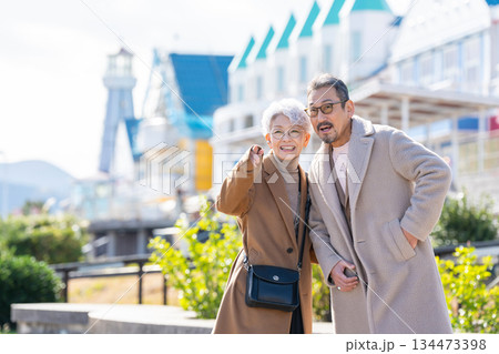 旅行するシニア夫婦 撮影協力:道の駅伊東マリンタウン 旅行するシニア夫婦 撮影協力:道の駅伊東マリンタウン 134473398