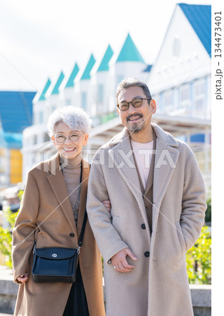 旅行をするシニア夫婦　撮影協力:道の駅伊東マリンタウン 134473401