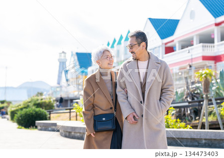 旅行をするシニア夫婦　撮影協力:道の駅伊東マリンタウン 134473403
