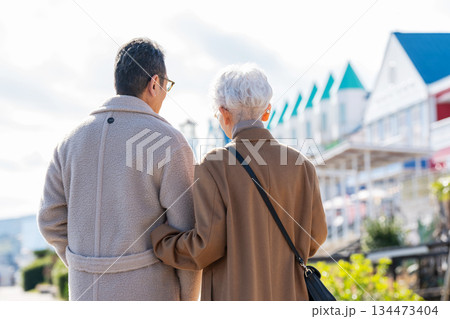 旅行するシニア夫婦　撮影協力:道の駅伊東マリンタウン 134473404