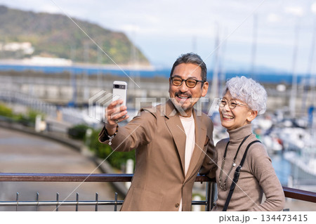 旅行するシニア夫婦　撮影協力:道の駅伊東マリンタウン 134473415