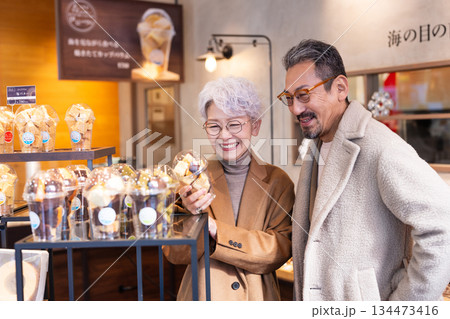 買い物をするシニア夫婦　撮影協力:道の駅伊東マリンタウン 134473416