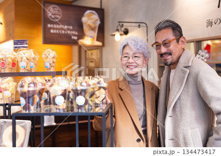 買い物をするシニア夫婦　撮影協力:道の駅伊東マリンタウン 134473417