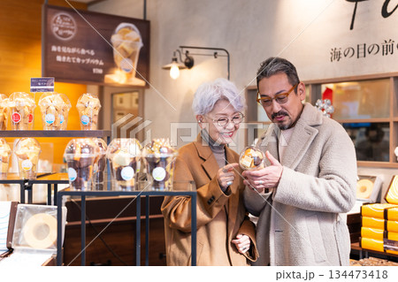 買い物をするシニア夫婦 撮影協力:道の駅伊東マリンタウン 買い物をするシニア夫婦 撮影協力:道の駅伊東マリンタウン 134473418