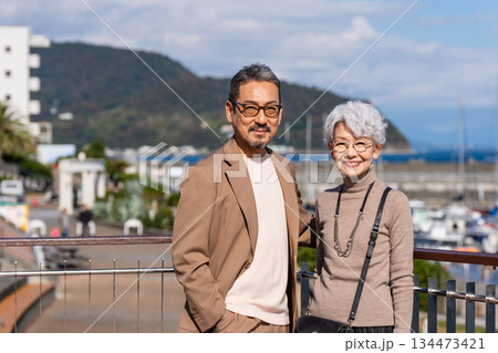 旅行するシニア夫婦　撮影協力:道の駅伊東マリンタウン 134473421