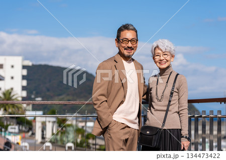 旅行するシニア夫婦　撮影協力:道の駅伊東マリンタウン 134473422