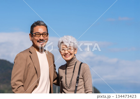 旅行するシニア夫婦 撮影協力:道の駅伊東マリンタウン 旅行するシニア夫婦 撮影協力:道の駅伊東マリンタウン 134473423