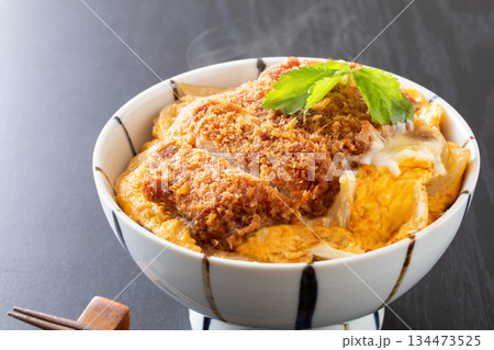 カツ丼 134473525