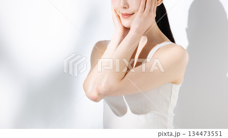 スキンケアをする女性 134473551