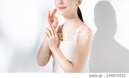 スキンケアをする女性 134473552