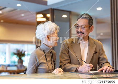 旅行するシニア夫婦　撮影協力:伊東緑涌 134473659