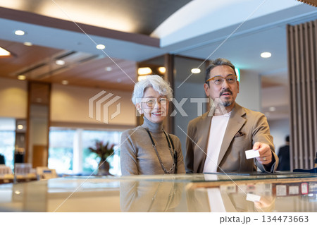 旅行するシニア夫婦　撮影協力:伊東緑涌 134473663