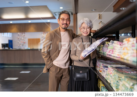 旅行するシニア夫婦　撮影協力:伊東緑涌 134473669