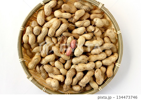 真上から見た白背景の竹ざるに盛った沢山の殻付き落花生 真上から見た白背景の竹ざるに盛った沢山の殻付き落花生 134473746