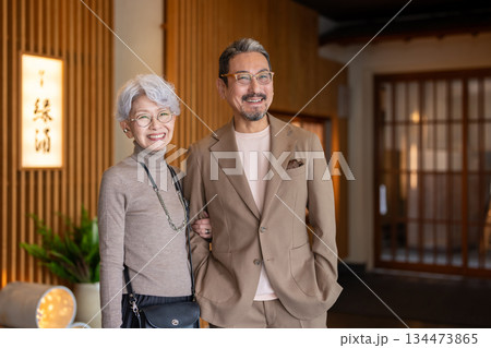 旅行するシニア夫婦　撮影協力:伊東緑涌 134473865