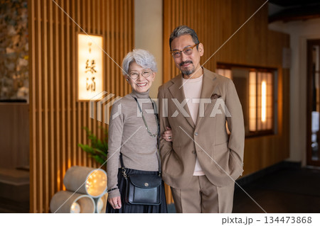 旅行をするシニア夫婦　撮影協力:伊東緑涌 134473868