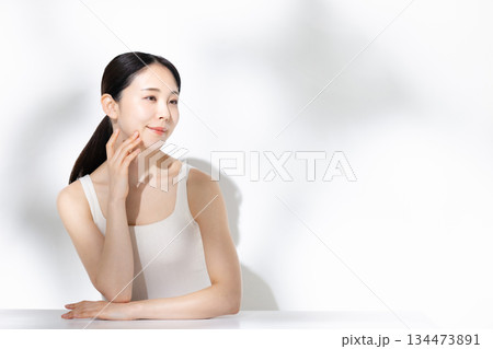 スキンケアをする女性 スキンケアをする女性 134473891
