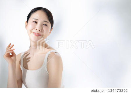 スキンケアをする女性 134473892