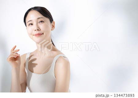 スキンケアをする女性 134473893