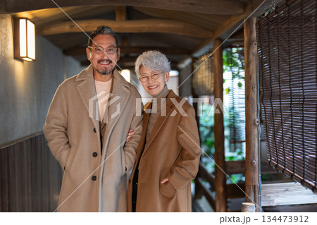 旅行を楽しむシニア夫婦　撮影協力:伊東緑涌 134473912