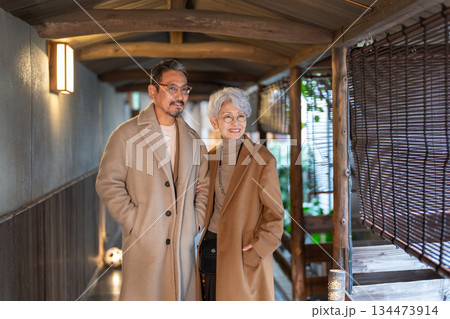 旅行を楽しむシニア夫婦 撮影協力:伊東緑涌 旅行を楽しむシニア夫婦 撮影協力:伊東緑涌 134473914