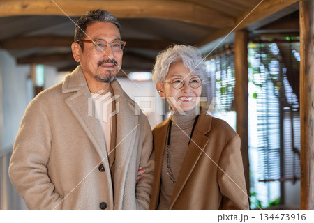 旅行を楽しむシニア夫婦　撮影協力:伊東緑涌 134473916