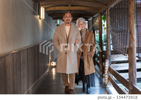 旅行を楽しむシニア夫婦　撮影協力:伊東緑涌 134473918