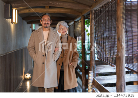 旅行を楽しむシニア夫婦　撮影協力:伊東緑涌 134473919