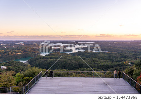 三重県志摩市　リアス海岸美を眺められる横山展望台からの英虞湾の夕景 134473968