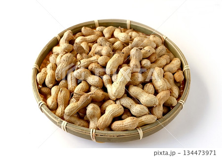 白背景の竹ざるに盛った沢山の殻付き落花生 134473971