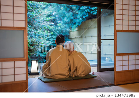 和室でくつろぐ着物姿のシニア夫婦　撮影協力:伊東緑涌 134473998