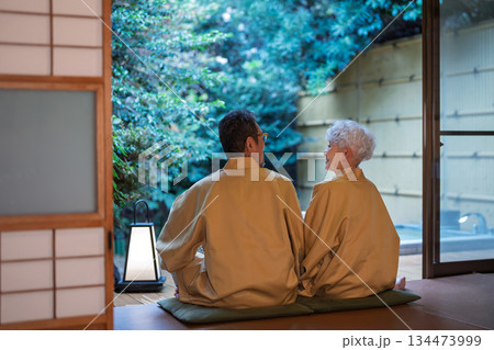 和室でくつろぐ着物姿のシニア夫婦　撮影協力:伊東緑涌 134473999