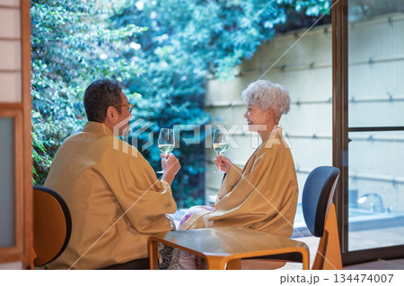 縁側でワインを飲むシニア夫婦 撮影協力:伊東緑涌 縁側でワインを飲むシニア夫婦 撮影協力:伊東緑涌 134474007