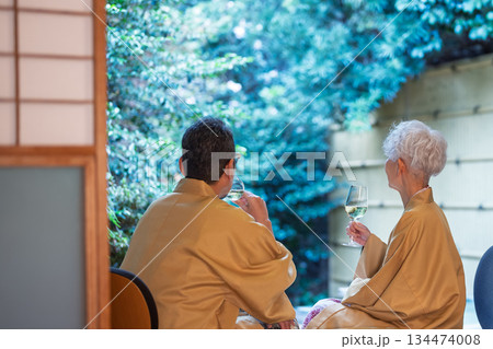 縁側でワインを飲むシニア夫婦　撮影協力:伊東緑涌 134474008