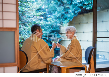 縁側でワインを飲むシニア夫婦　撮影協力:伊東緑涌 134474009