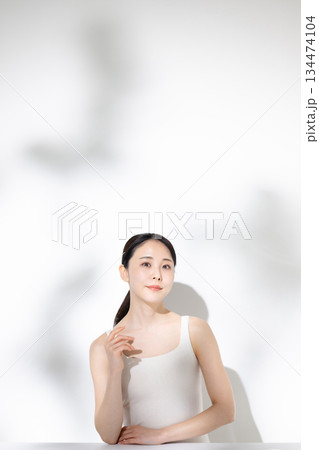 ボディケアをする女性 134474104