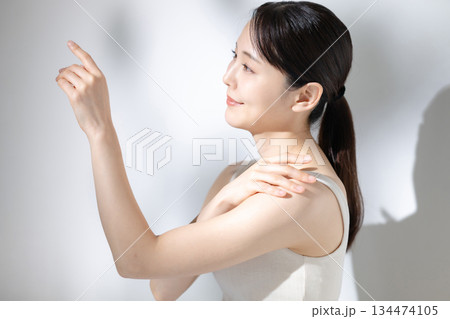 ボディケアをする女性 ボディケアをする女性 134474105