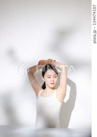 ボディケアをする女性 134474107